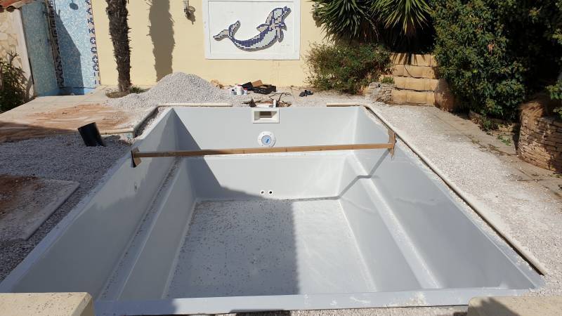 Remplacement d'une piscine béton par une coque polyester Alliance Piscines à Velaux