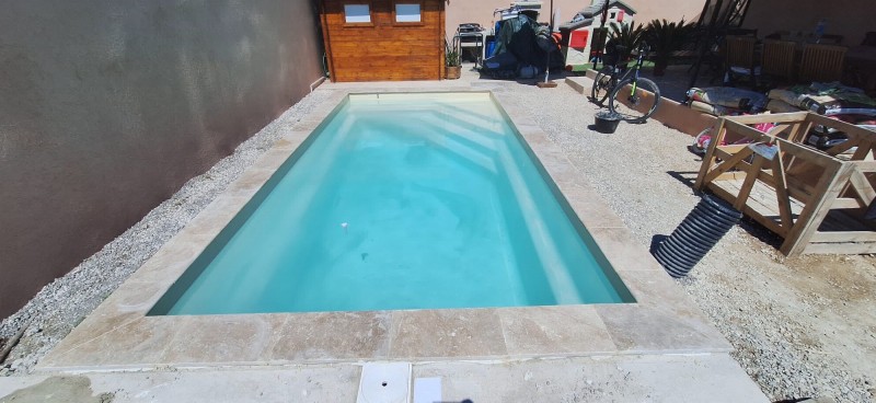Pose de margelles pour une piscine Coque à La Fare les Oliviers