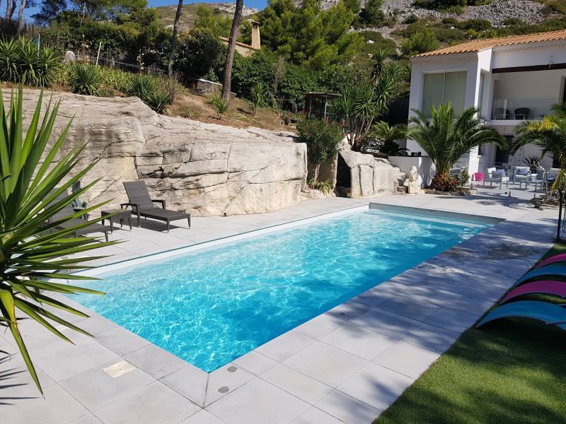 Changement d'une piscine coque polyester Alliance Piscines ONYX 11 par une coque polyester Alliance Piscines KRYPTONITE 10 au Rove.